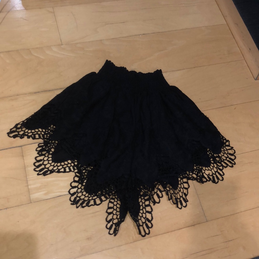 Loveriche short elastic waist short size M/OS black AVAILABLE IN BLACK AND WHITE